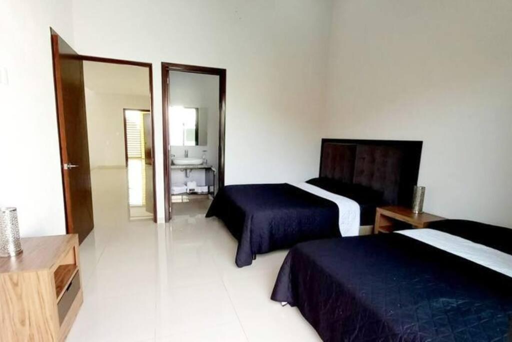 Holiday home New 4 Bedroom House Sleeps 16 Pool, Bbq And More!