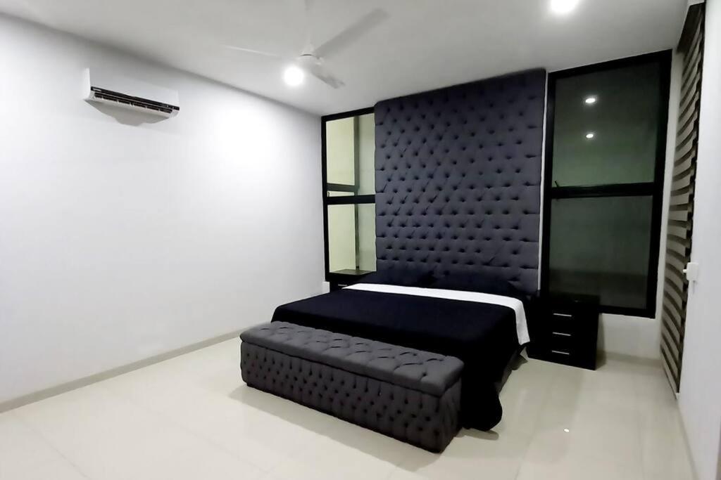 Holiday home New 4 Bedroom House Sleeps 16 Pool, Bbq And More! *